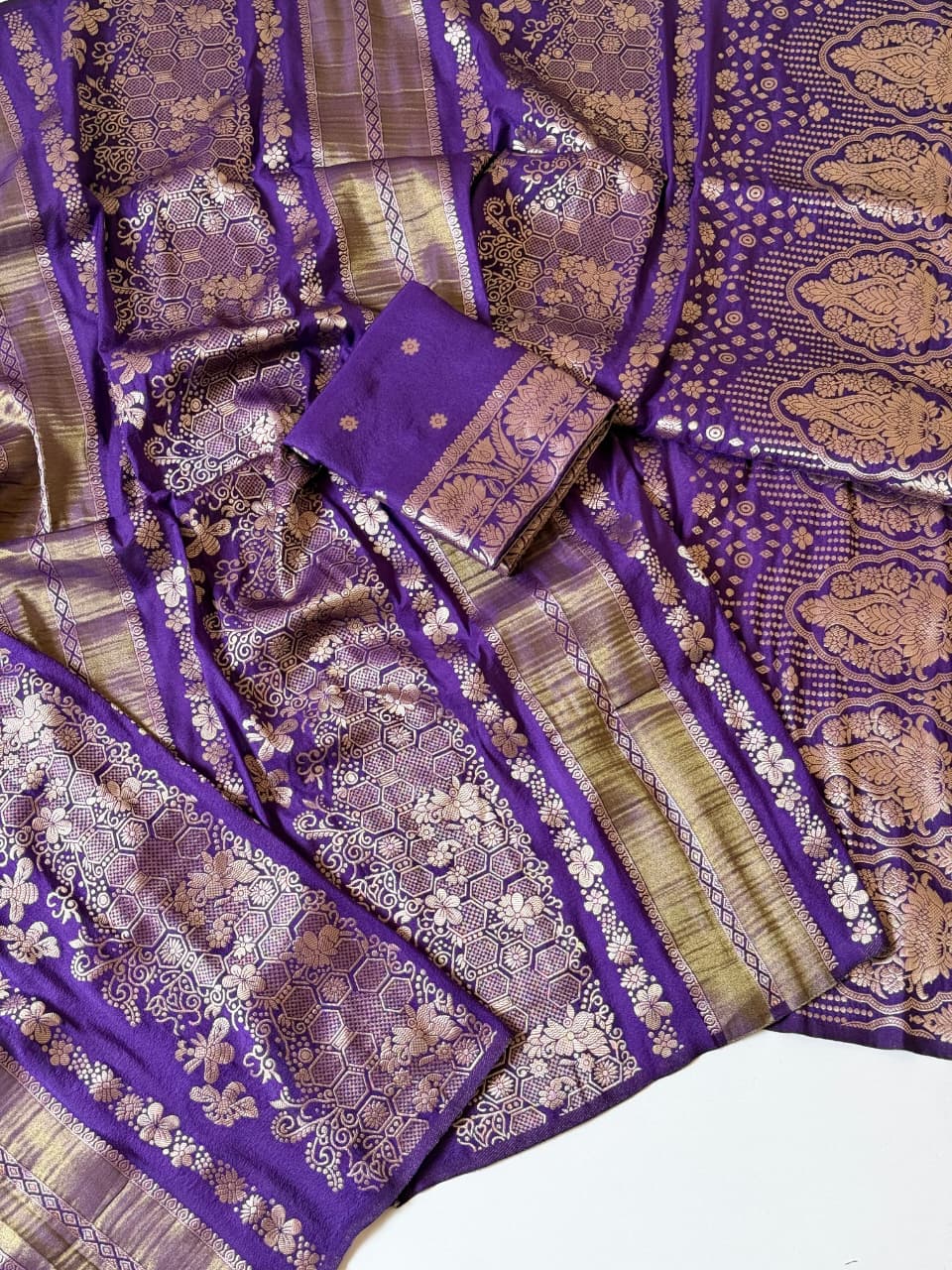 Purple color Jaqurad Weaving Traditional Saree with Unstitched Blouse
