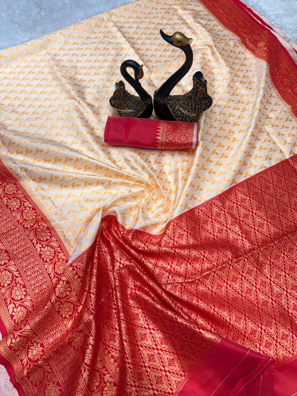 Off White color Lichi Silk Traditional Saree with Unstitched Blouse