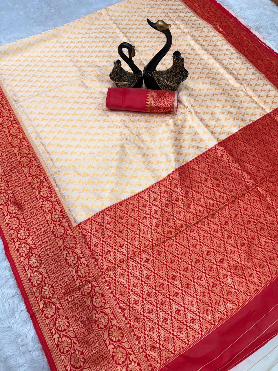 Off White color Lichi Silk Traditional Saree with Unstitched Blouse