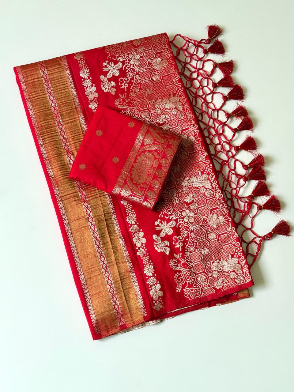 Red color Jaqurad Weaving Traditional Saree with Unstitched Blouse